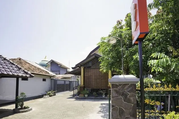 OYO 1642 Penginapan Anggrek Syariah 2