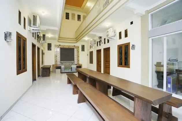 OYO 1642 Penginapan Anggrek Syariah 2 - İç Mekan