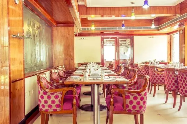 OYO 1667 Hotel Micro Continental - Yerinde Yemek