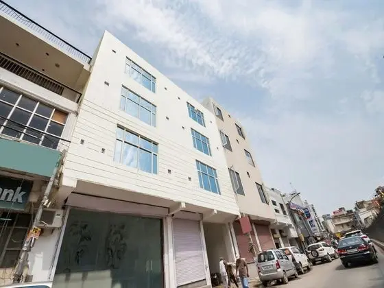 OYO 17020 Hotel Raj Palace - 1