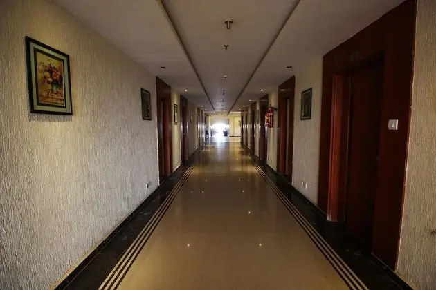OYO 1821 Aarya Grand Hotel and Resort - İç Mekan