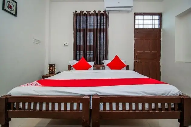 OYO 18272 Hotel Lambodar