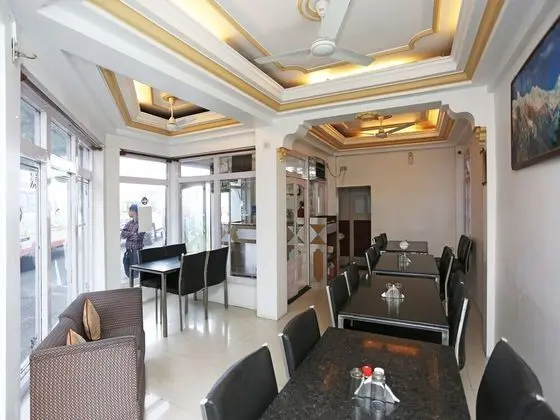 OYO 18568 Ratan Hotel - Yerinde Yemek