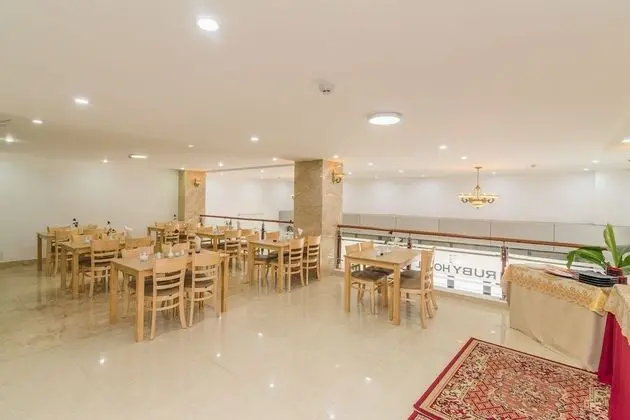 OYO 186 Ruby Hotel - Yerinde Yemek