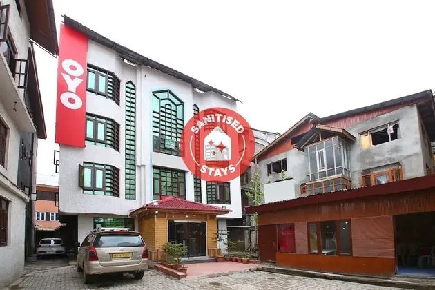 OYO 18872 Hotel Azad