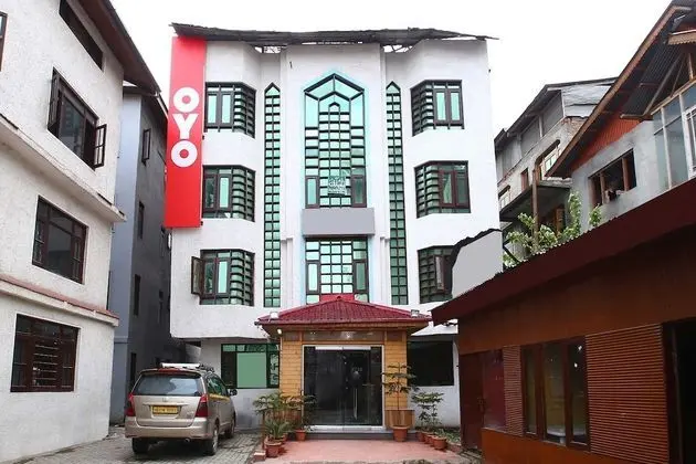 OYO 18872 Hotel Azad - Dış Mekan
