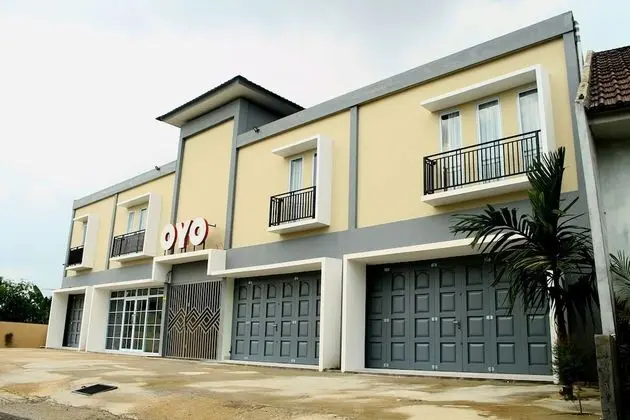 OYO 1927 The Village Syariah