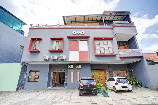 OYO 1932 Srimahi Residence