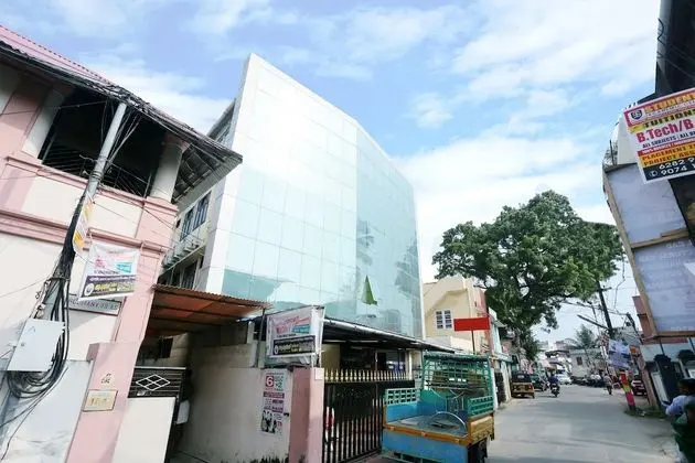 OYO 19877 Gamas Centre