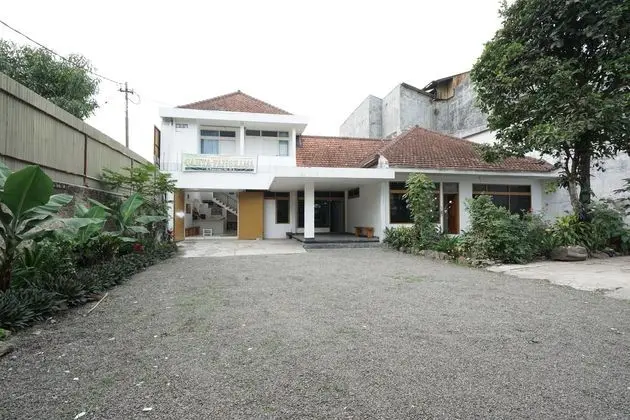 OYO 2048 Hotel Cahya Panorama