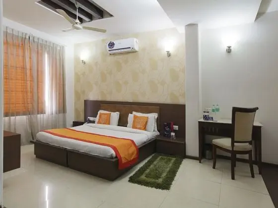 OYO 2216 Hotel Live Inn