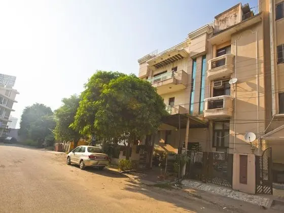 OYO 2216 Hotel Live Inn