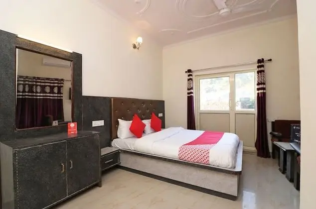 OYO 22359 Hotel Raj Palace