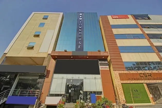 OYO 22425 Hotel Honey Cruise