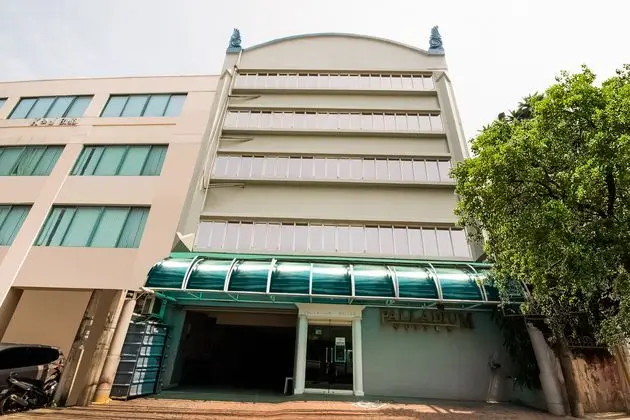 OYO 227 Palladium Suites Hotel