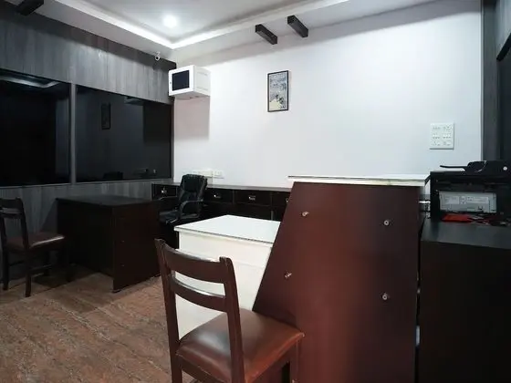 OYO 22736 Anuguna Tulasi Grand - Lobi