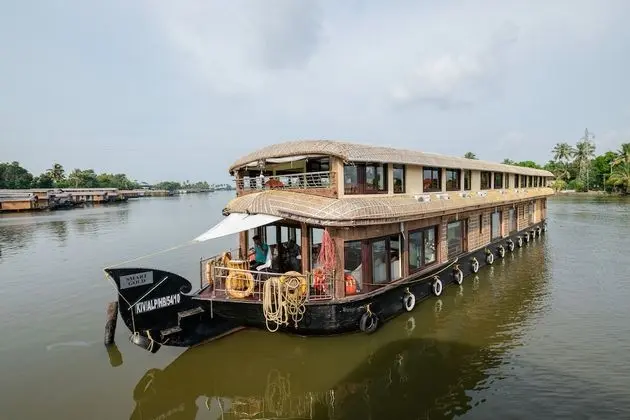 OYO 22759 Houseboat Luxury Smart Gold 6 BHK
