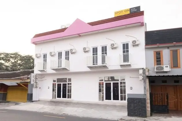 OYO 2296 Star House