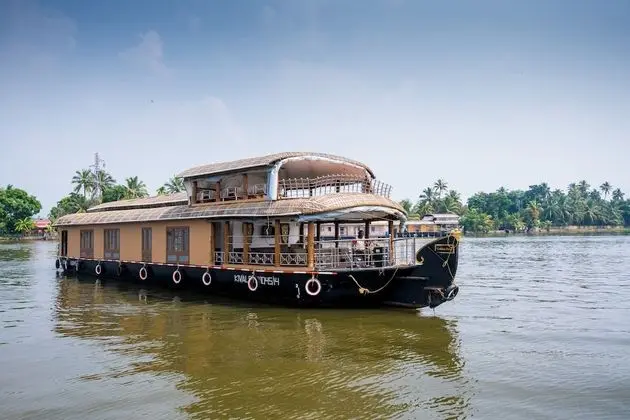 OYO 23047 Rkv Golden Petal Houseboat 3 Bhk
