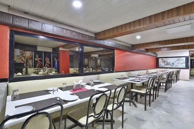 OYO 2308 Hotel Crown - Yerinde Yemek