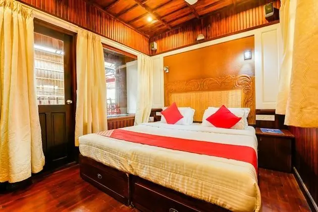 OYO 23210 KHBO Diamond Sharing Houseboat