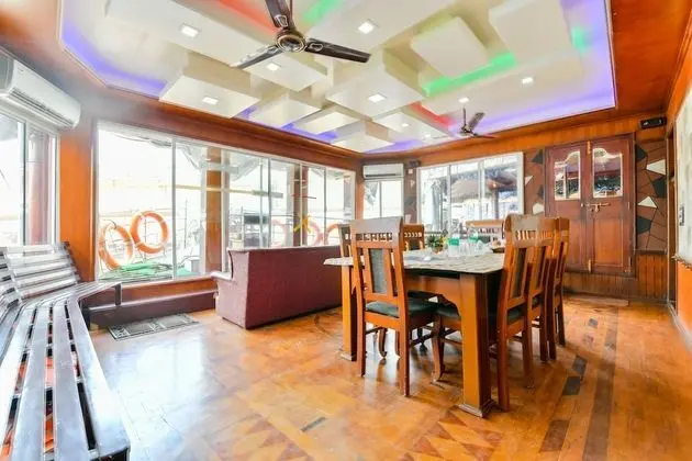 OYO 23210 KHBO Diamond Sharing Houseboat - Yerinde Yemek