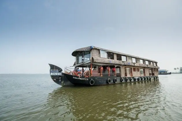 OYO 23482 Sht Symphony Premium Sharing Houseboat