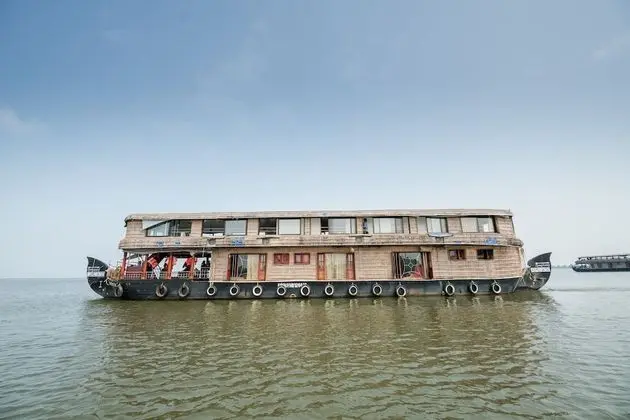 OYO 23482 Sht Symphony Premium Sharing Houseboat