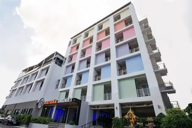 OYO 241 Ratana Hotel Sakdidet