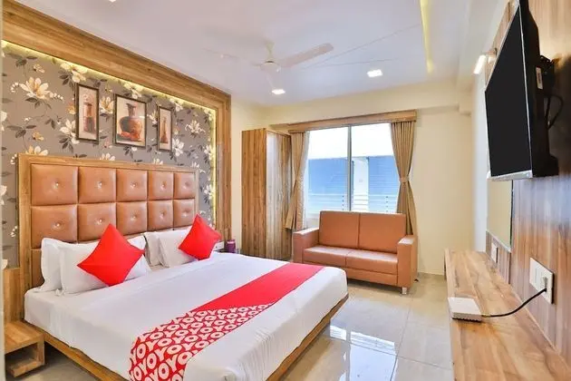 OYO 24444 Hotel Rudrax