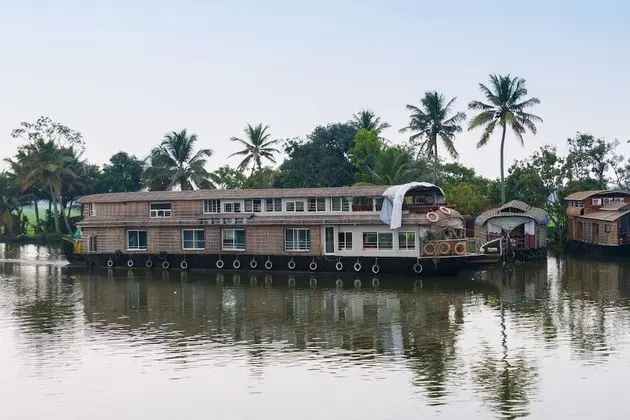 OYO 24611 Houseboat Water Cruise Sharing