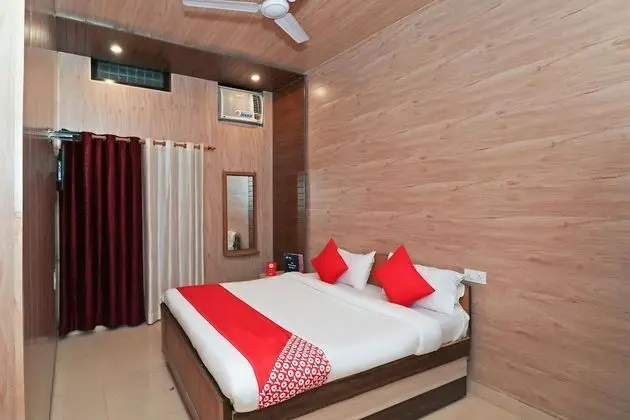 OYO 24700 Hotel Mahalaxmi Palace