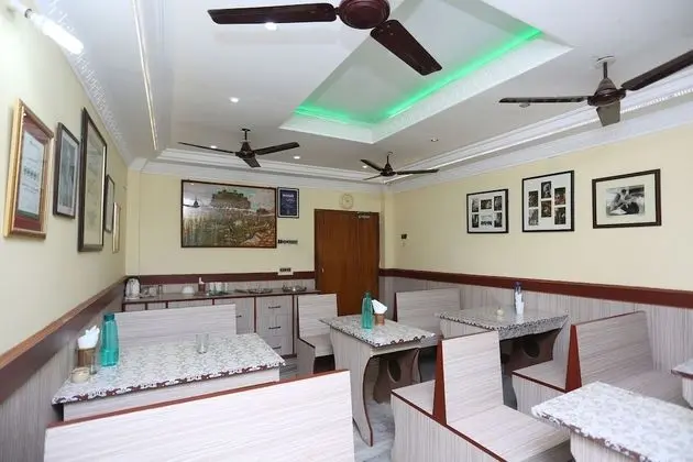 OYO 24727 Rater Tara Diner Rabi Guest House - Yerinde Yemek