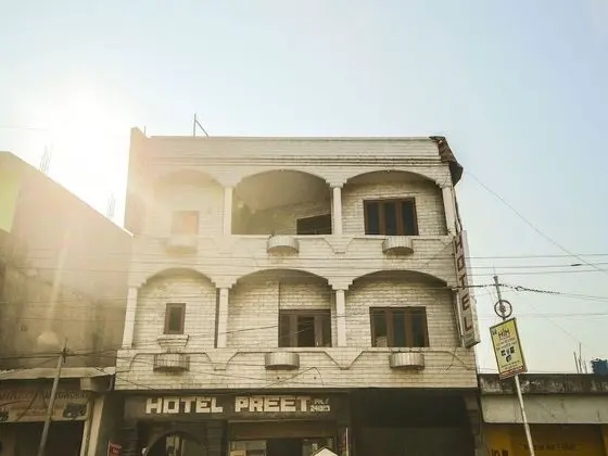 OYO 24753 Hotel Preet