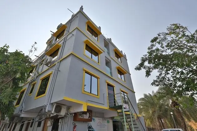 OYO 24833 Hotel Silver