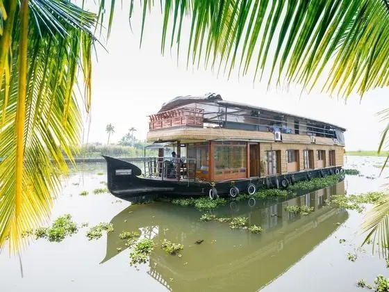 OYO 24920 Indraprastha Royal Castle Sharing Houseboat