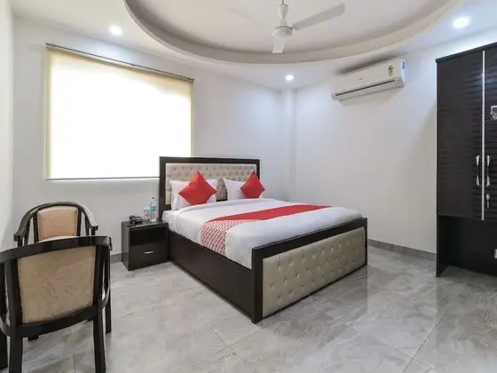 OYO 25086 Hotel Prince Plaza