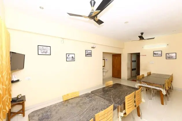 OYO 2612 Hotel Fiesta House - Yerinde Yemek