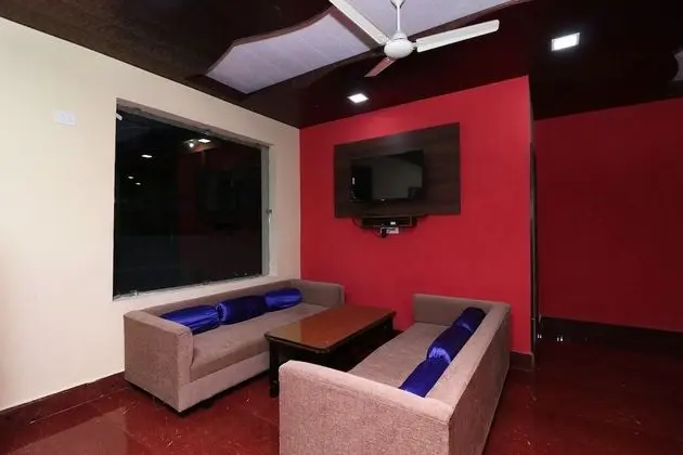 OYO 26672 Funky Town - Lobi