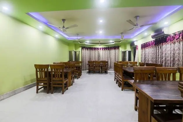 OYO 27675 Hotel Am Palace - Yerinde Yemek