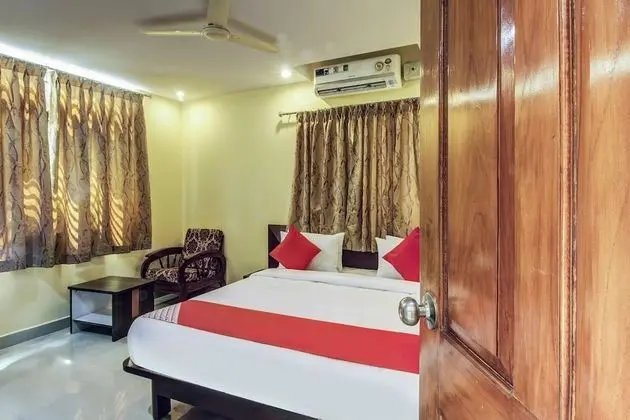 OYO 28047 Hotel Galaxy Residency