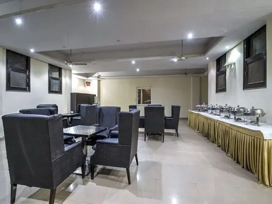 OYO 2807 Hotel Crosswinds Residency - Yerinde Yemek