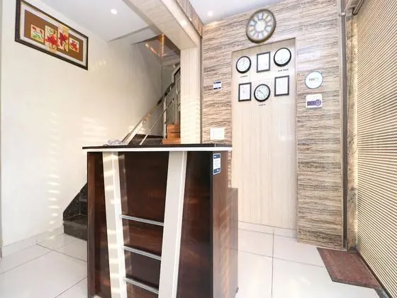 OYO 28142 Hotel Sharrytel - Lobi
