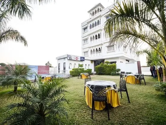 OYO 28253 Jmd Palace