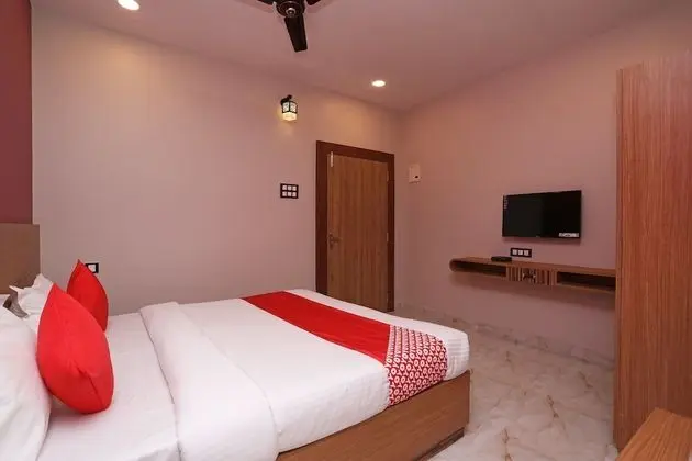 OYO 28645 Nirmalya Plaza