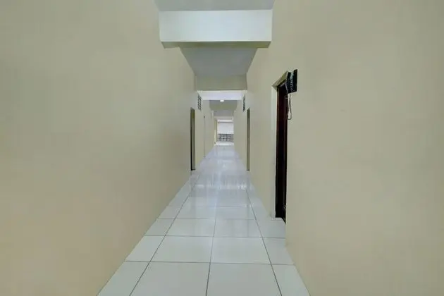 OYO 30636 Hotel Navaratna International - İç Mekan