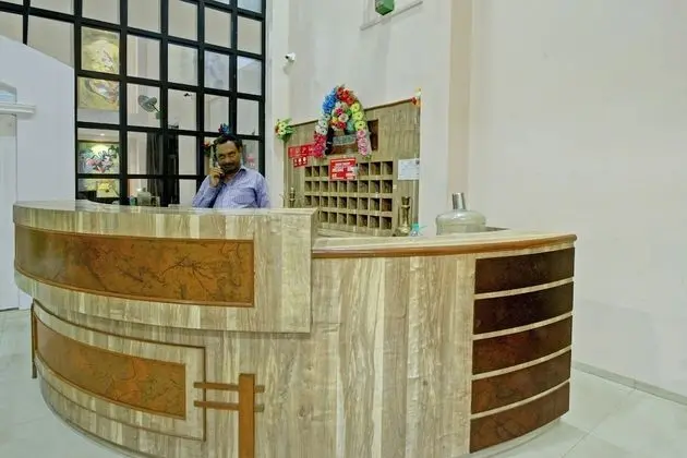 OYO 30636 Hotel Navaratna International - Lobi