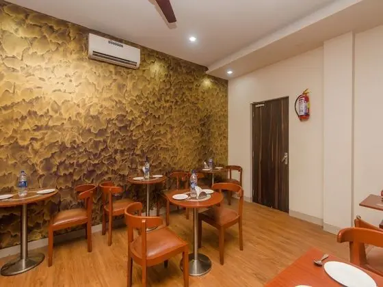 OYO 3663 Hotel Seven Hills - Yerinde Yemek