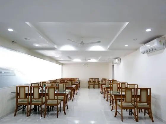 OYO 381 Hotel Sybaritic Suites Gachibowli - Yerinde Yemek