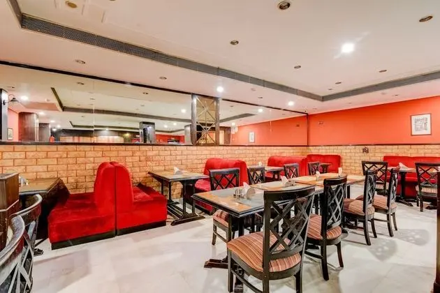 OYO 39725 Hotel Regent Continental - Yerinde Yemek